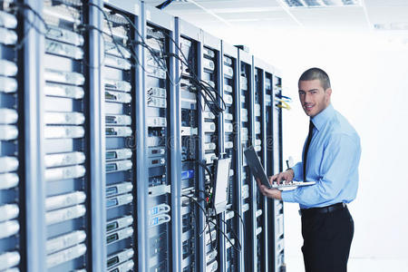 網絡機房里，IT工程師的電話與網絡交響曲